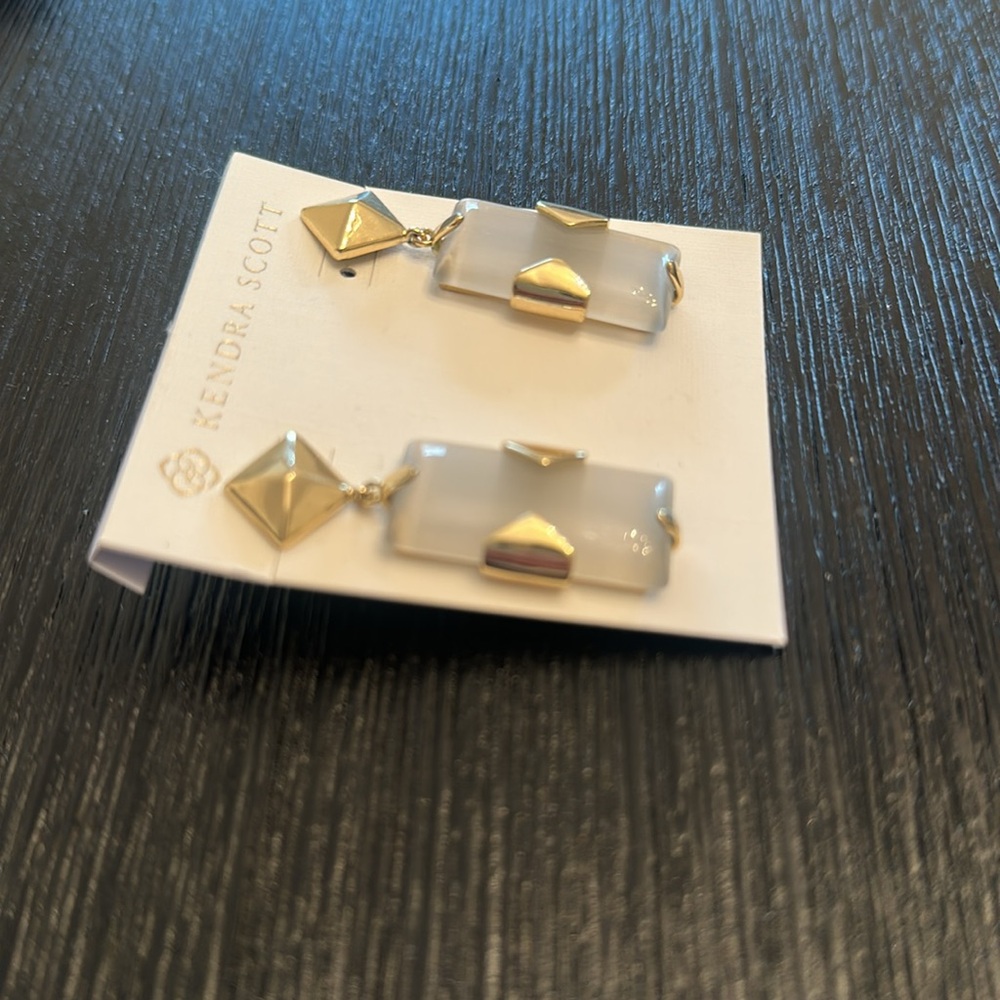 Vintage Kendra Scott “Maitlyn” Earrings in Slate Cat’s Eye - Picture 2 of 3